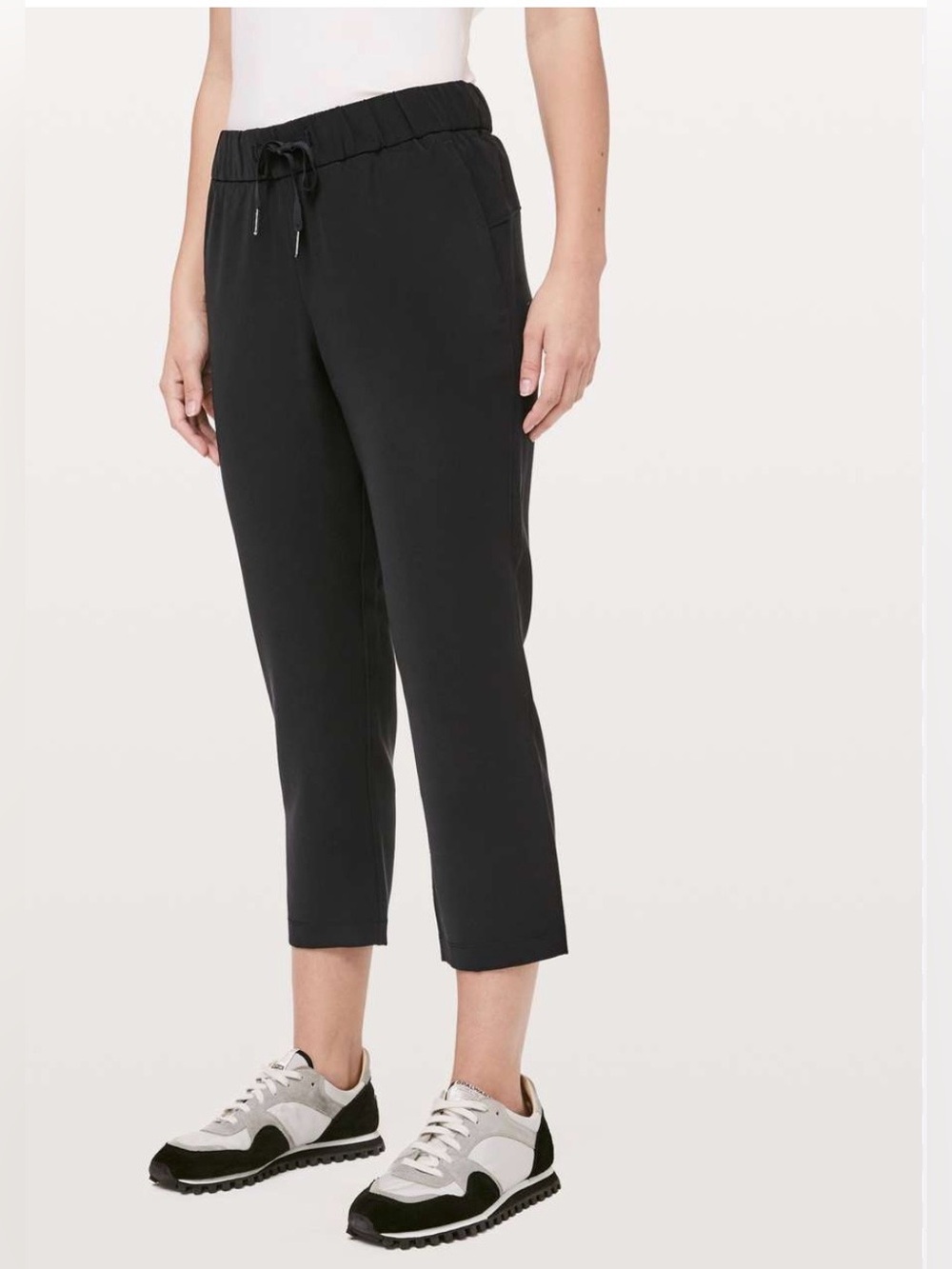 Lululemon On The Fly Crop *Woven 23"
Black W6AVMS size 6